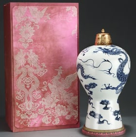 A Huge Blue and White Dragon Pattern Bottle
