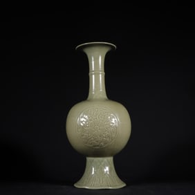 A Rare Yue yao Flower Pattern Vase