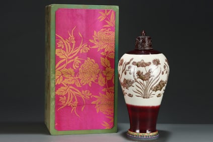 A Huge Red Glazed Hornwort Pattern Bottle