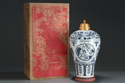 A Huge Blue and White Figure and Story Pattern Bottle