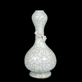 An Exquisite Guan yao Chi-Dragon Pattern Vase