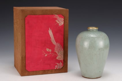 An Exquisite Guan yao Painted Gold Vase,with an Imperial Poem by Emperor Qianlong