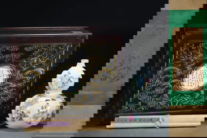 An Exquisite Famille-Rose Character and Story Pattern Gourd-Shaped Vase,With Chinese Vertical Scroll