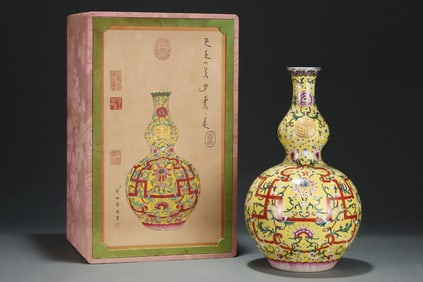 A Huge Yellow Ground Enamel Painted Gold Flower Pattern Gourd Vase