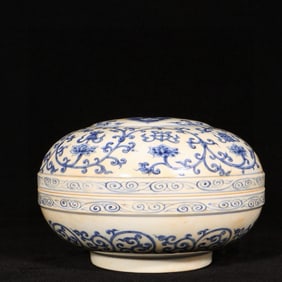 An Exquisite Blue and White Eight Treasures Pattern Box