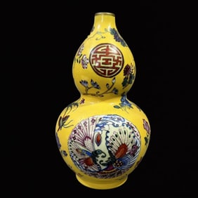 An Exquisite Enamel Flower and Butterfly Pattern Gourd-Shaped Vase