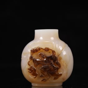 An Exquisite Agate  Figure and Golden Toad Pattern Snuff Bottle