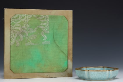 An Exquisite Ru yao Sky Blue Glazed Cover with Gold Brush Washer,With an Imperial Poem by Emperor