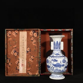 An Exquisite Blue and White Fish and Algae Pattern Double-Ears Vase