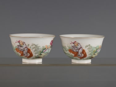 A Pair of Exquisite Famille-Rose Lion,Character and Story Pattern Cup