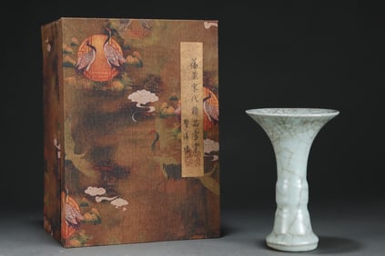 An Exquisite Guan yao Vase