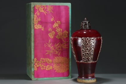 A Huge Ji Red Glazed Flower Pattern Bottle