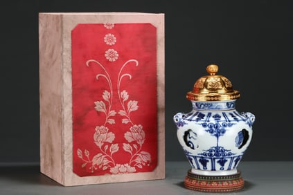 An Exquisite Blue and White Lotus Pattern Beast-Ears Vase,With Gilt Cover