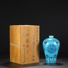 An Exquisite Blue Ground Blue and White Flower Pattern Vase
