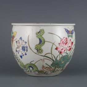 An Exquisite Famille-Rose Flower and Butterfly Pattern Vat