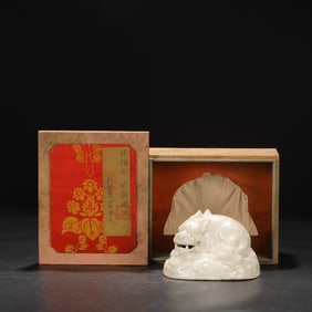 An Exquisite Ding yao White Glazed Auspicious Beast Ornament,With an Imperial Poem by Emperor