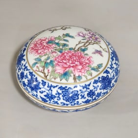 An Exquisite Blue and White Famille-Rose Flower and Butterfly Pattern Cover Box