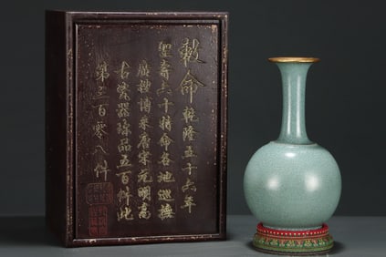 An Exquisite Ru yao Cover with Gold Vase,With an Imperial Poem by Emperor Qianlong