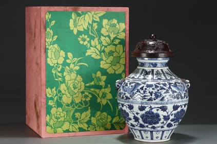 A Huge Blue and White Lotus and Phoenix Pattern Beast-Ears Cover Jar