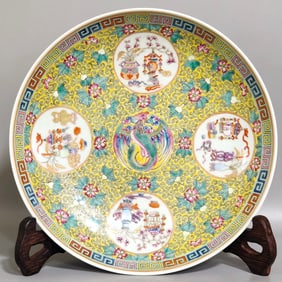 An Exquisite Yellow Ground Famille-Rose Flower,Gourd and Phoenix Pattern Plate