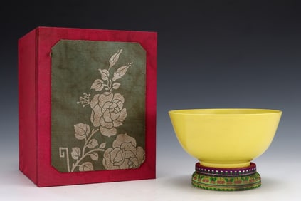 An Exquisite Yellow Glazed Bowl