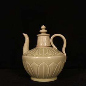 An Exquisite Yue yao Flower Pattern Teapot