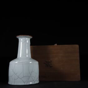 An Exquisite Guan yao White Glazed Vase