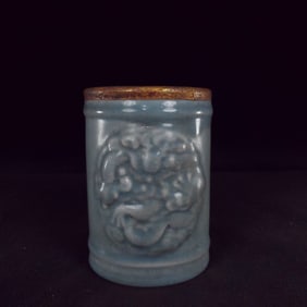 An Exquisite Ru yao Cover with Gold Dragon Pattern Brush Pot