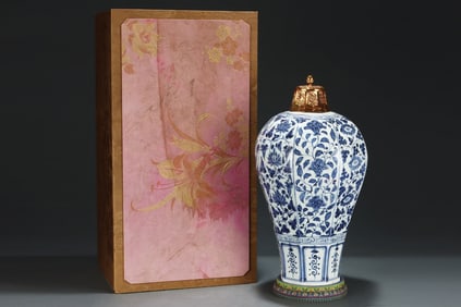 A Huge Blue and White Lotus Pattern Bottle
