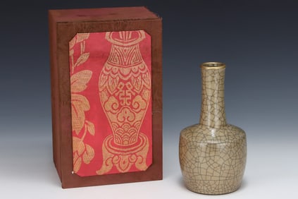 An Exquisite Ge yao Yellow Glazed Cover with Gold Vase,with an Imperial Poem by Emperor Qianlong