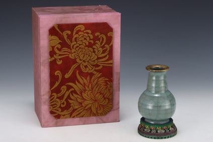 An Exquisite Guan yao Painted Gold Vase