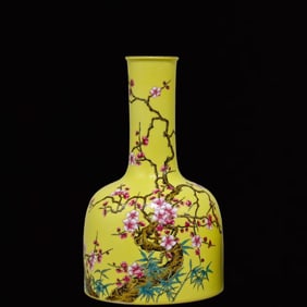 An Exquisite Enamel Flower Pattern Vase,with Poem
