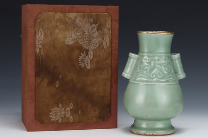 An Exquisite Longquan yao Cover with Gold Double-Ears Vase,with an Imperial Poem by Emperor Qianlong