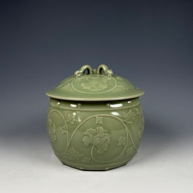 An Exquisite Longquan yao Flower Pattern With Cover Jar