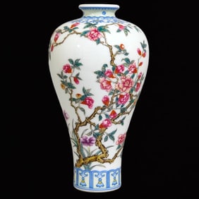 An Exquisite Famille-Rose Flower Pattern Vase,with Poem