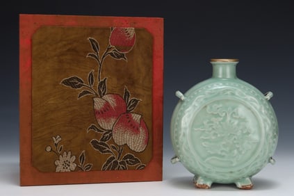 An Exquisite Longquan yao Cover with Gold Flower Pattern Vase