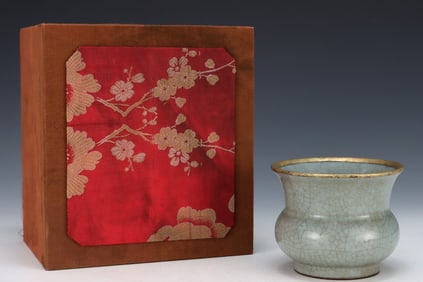 An Exquisite Guan yao Painted Gold Vase,with an Imperial Poem by Emperor Qianlong