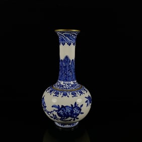 An Exquisite Blue and White Pomegranate Pattern Vase
