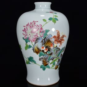 An Exquisite Famille-Rose Flower Pattern Vase