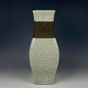 An Exquisite Guan yao Vase