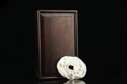 An Exquisite White Jade Chi-Dragon Pattern Ornament