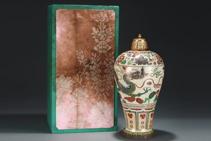 A Huge Wucai Painted Gold Dragon Pattern Bottle