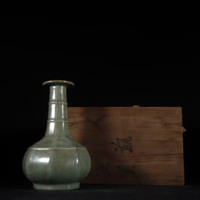 An Exquisite Guan yao Vase