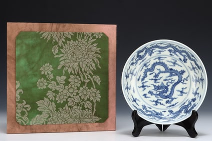 An Exquisite Blue and White Auspicious Cloud and Dragon Pattern Plate