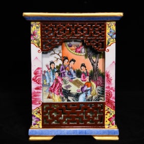 An Exquisite Famille-Rose Gilt Character and Story Pattern Brush Pot