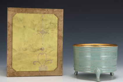 An Exquisite Ru yao Cover with Gold Tripod Censer
