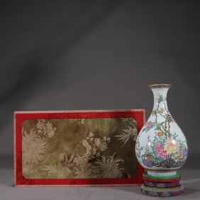 An Exquisite Famille-Rose Flower Pattern Vase,with Poem