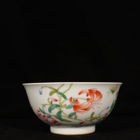 An Exquisite Enamel Flower and Butterfly Pattern Bowl