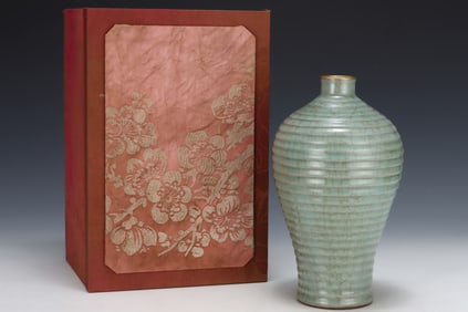 An Exquisite Guan yao Painted Gold Vase,with an Imperial Poem by Emperor Qianlong