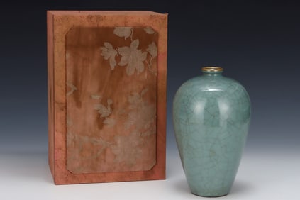 An Exquisite Guan yao Cover with Gold Vase,with an Imperial Poem by Emperor Qianlong